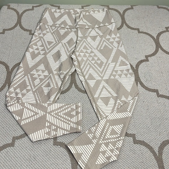 Aerie chill play move geometric Patterned 7/8 Leggings - Picture 10 of 13